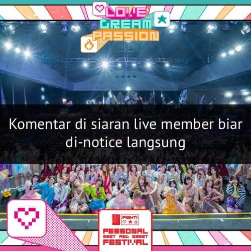 Puluhan anggota grup idola JKT48 berpose di atas panggung dengan pencahayaan terang dan latar bertema warna-warni bertuliskan Love Dream Passion.