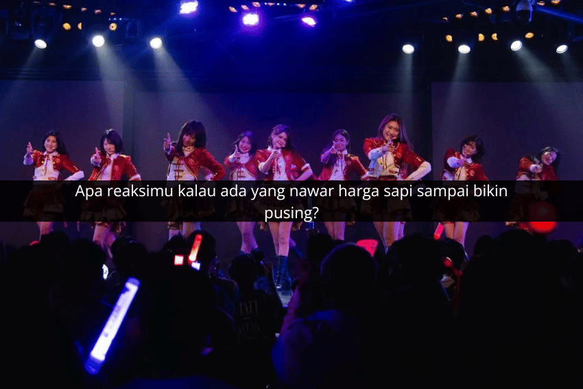 Grup idola wanita tampil di atas panggung dengan pencahayaan ungu dan biru, mengenakan kostum merah dan putih di depan penonton yang antusias.
