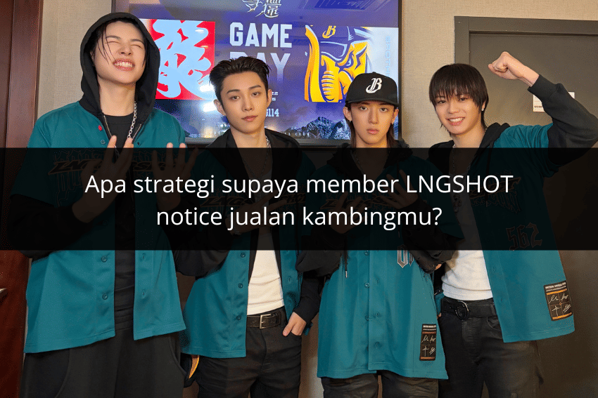 Empat anggota grup musik mengenakan jaket biru hitam berpose bersama di depan layar bertuliskan Game Day dengan logo kuning.