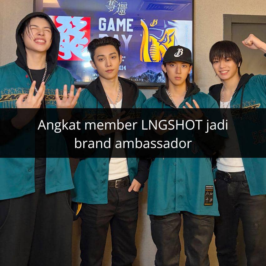 Empat member LNGSHOT mengenakan jaket hijau toska berpose di depan layar bertuliskan 'Game Day' dengan ekspresi ceria dan percaya diri.