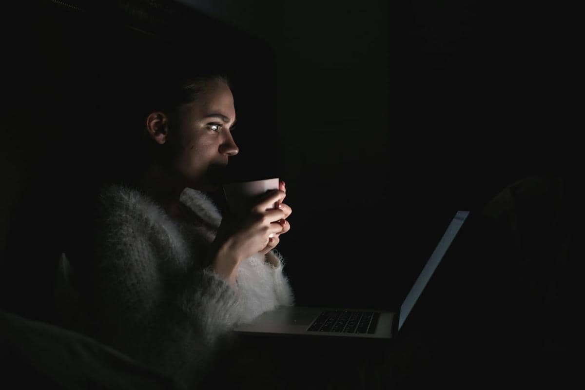 Seseorang yang duduk di depan laptop