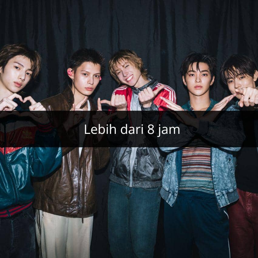 Lima pria muda berpose bersama di depan latar hitam dengan ekspresi dan gestur tangan berbeda, mengenakan jaket kasual.
