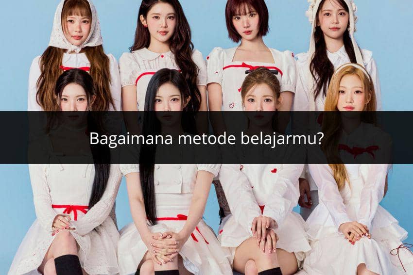 Delapan perempuan muda mengenakan pakaian putih dengan aksen merah berpose bersama di depan latar biru muda.