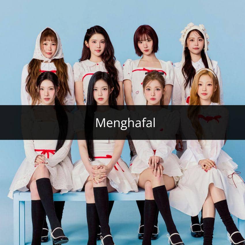 Delapan perempuan berpose bersama mengenakan gaun putih dengan pita merah di latar belakang biru muda, bertema kuis menghafal.