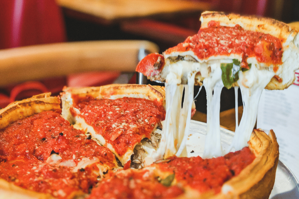 ilustrasi deep dish pizza