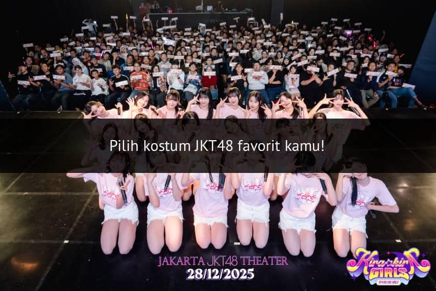 Para anggota grup idola JKT48 berpose di atas panggung bersama penonton di teater Jakarta dengan latar penuh penggemar.