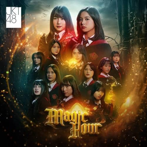 Para anggota JKT48 mengenakan kostum bergaya sekolah sihir dengan latar suasana magis dan tulisan Magic Hour berwarna emas.