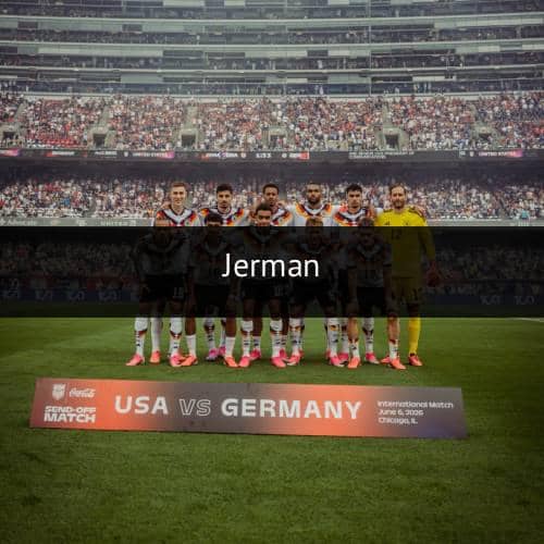 Tim nasional sepak bola Jerman berpose di stadion sebelum pertandingan persahabatan melawan Amerika Serikat di Chicago.