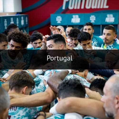 Para pemain tim nasional Portugal berkumpul dalam lingkaran sebelum pertandingan, mengenakan seragam berwarna hijau bermotif.