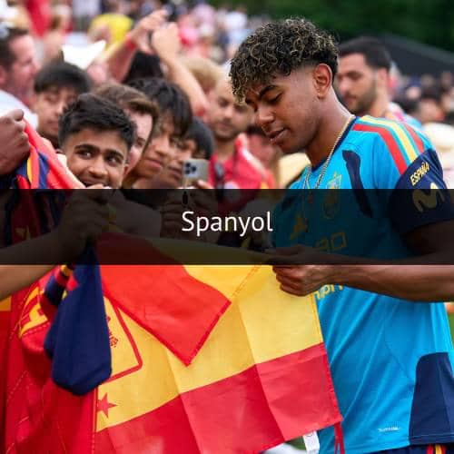 Pemain tim nasional Spanyol mengenakan jersey biru menandatangani bendera Spanyol sambil berinteraksi dengan para penggemar.
