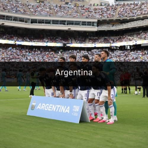 Para pemain tim nasional Argentina berpose bersama di lapangan sebelum pertandingan dengan latar belakang stadion penuh penonton.