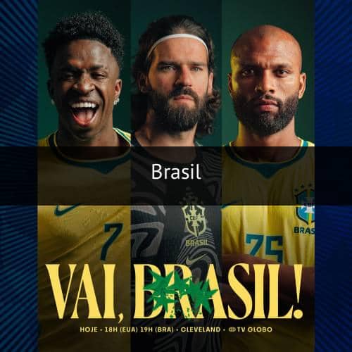 Tiga pemain tim nasional Brasil mengenakan seragam berwarna kuning dan hitam dengan tulisan besar 'Vai, Brasil!' di bagian bawah.