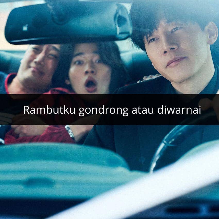 Tiga pria duduk di dalam mobil, dua di kursi belakang dan satu di depan, dengan ekspresi wajah beragam dan teks bertuliskan 'Rambutku gondrong atau diwarnai'.