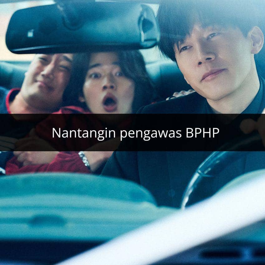 Tiga orang pria berada di dalam mobil, dua di kursi belakang dengan ekspresi terkejut dan satu di depan sedang menyetir dengan tenang.