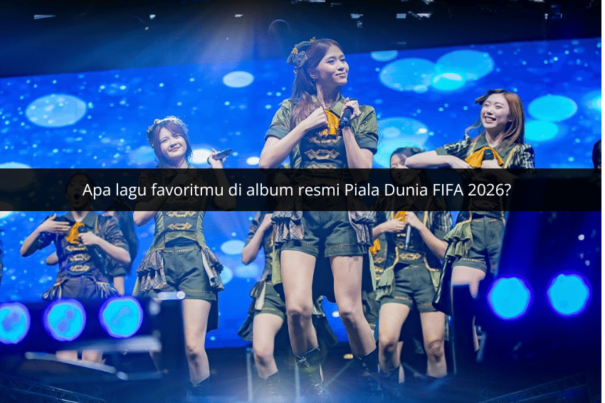 Grup idola JKT48 tampil di atas panggung dengan kostum hijau sambil bernyanyi dan menari di bawah pencahayaan biru yang cerah.