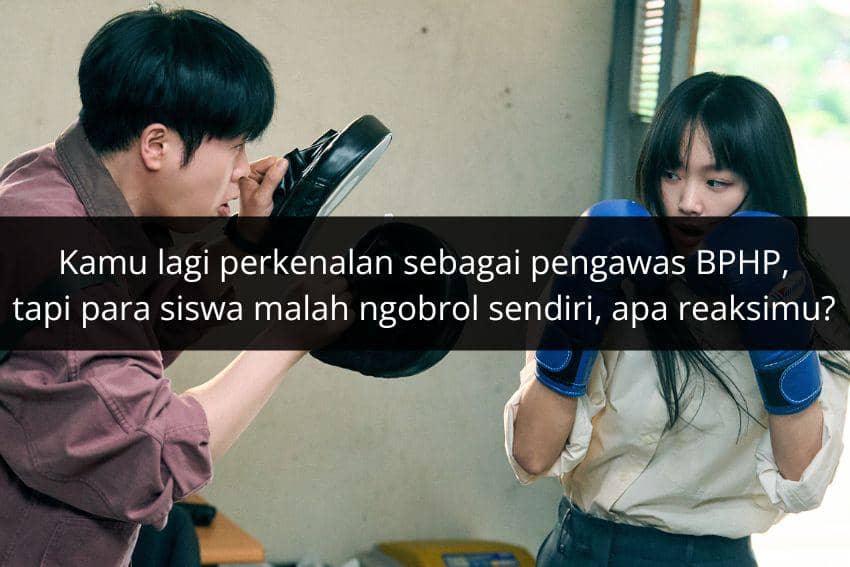 Seorang pria memegang bantalan tinju sementara seorang wanita mengenakan sarung tangan tinju bersiap memukul di dalam ruangan.