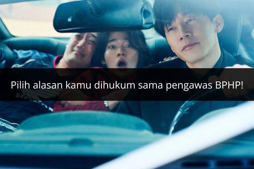 Tiga orang duduk di dalam mobil, dua di kursi belakang dan satu di kursi depan sedang mengemudi dengan ekspresi beragam.