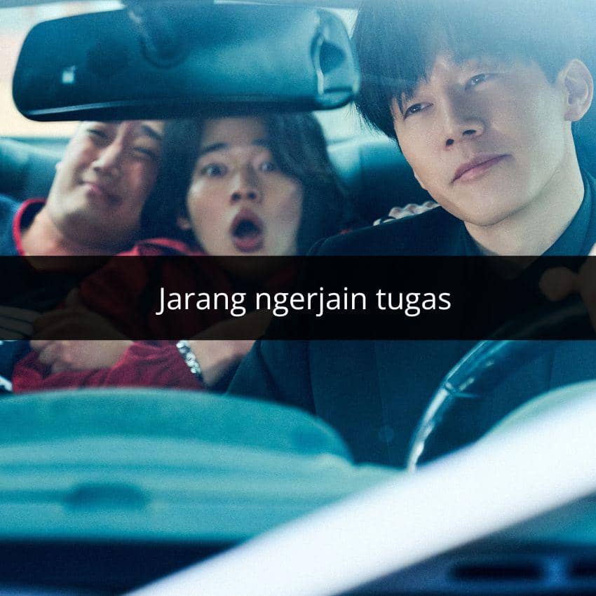 Tiga orang duduk di dalam mobil, dua di kursi belakang dengan ekspresi terkejut dan satu di depan sedang menyetir dengan wajah tenang.
