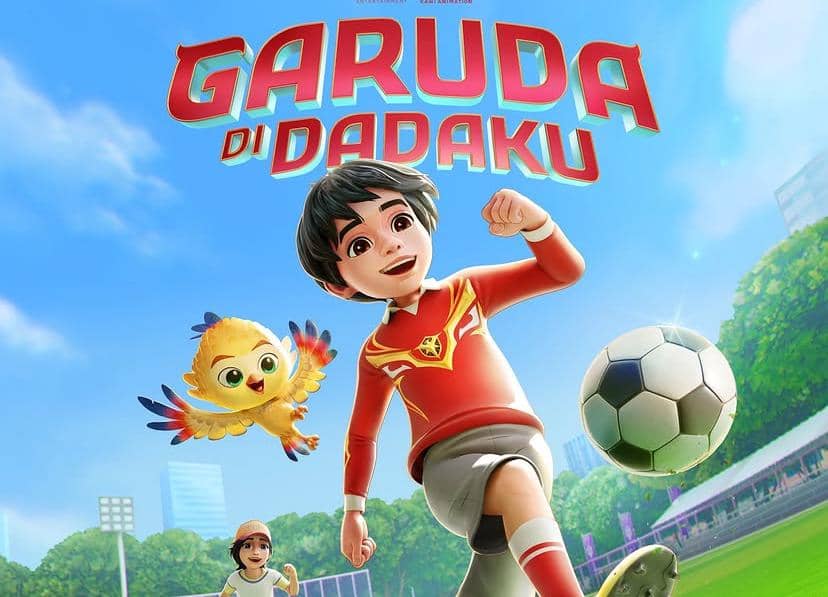 Poster film animasi Garuda di Dadaku menampilkan anak laki-laki bermain sepak bola bersama burung garuda kecil di stadion hijau.