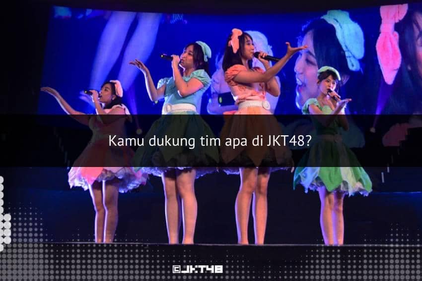 Para anggota grup idola JKT48 tampil di atas panggung dengan kostum berwarna cerah sambil bernyanyi dan menari di depan layar besar.