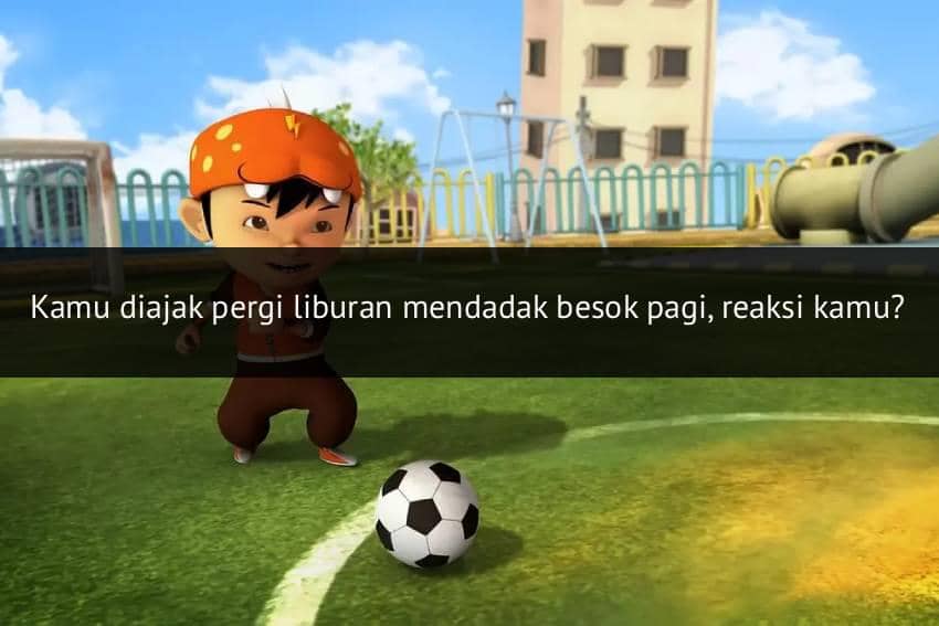 Karakter animasi Boboiboy mengenakan topi oranye sedang bermain sepak bola di lapangan rumput dengan latar gedung dan langit cerah.