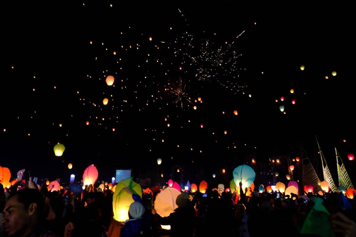 Potret penerbangan lampion dalam rangka Dieng Culture Festival