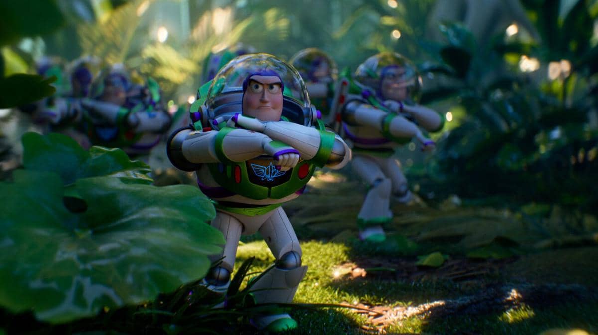 Cuplikan film Toy Story 5 menampilkan pasukan Buzz Lightyear menyusuri hutan (dok. Pixar Animation Studios/Toy Story 5)