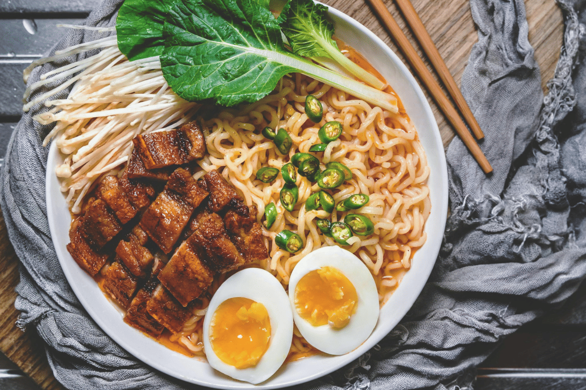ilustrasi spicy garlic pork belly ramen