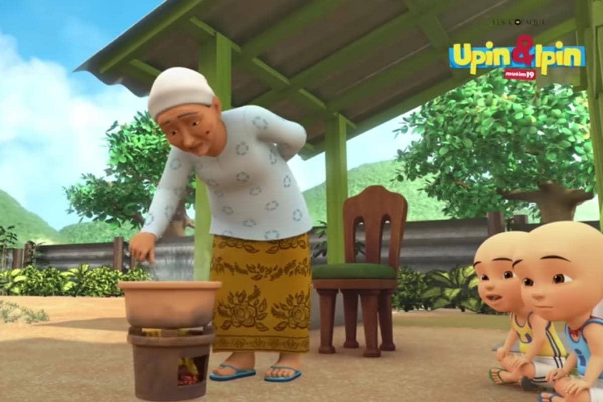 Opah sedang masak di serial Upin & Ipin
