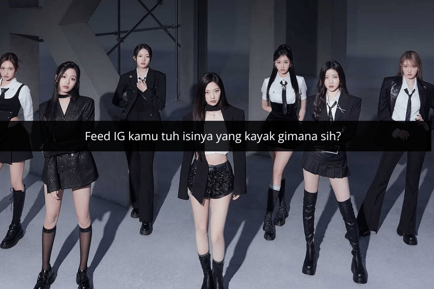 Tujuh anggota grup musik perempuan berdiri berbaris mengenakan busana hitam dan putih bergaya modern di ruangan bernuansa gelap.