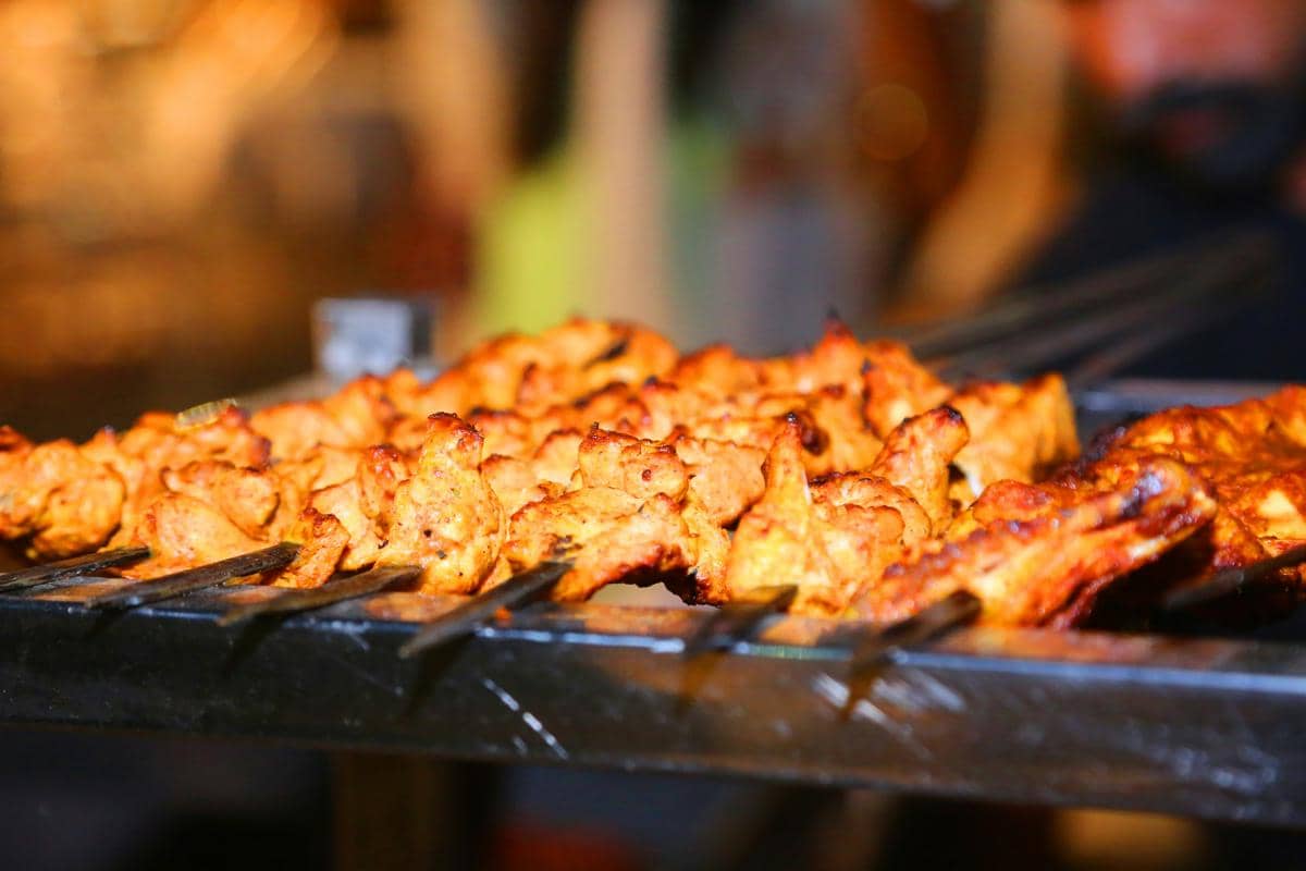 ilustrasi sate ayam spiedini