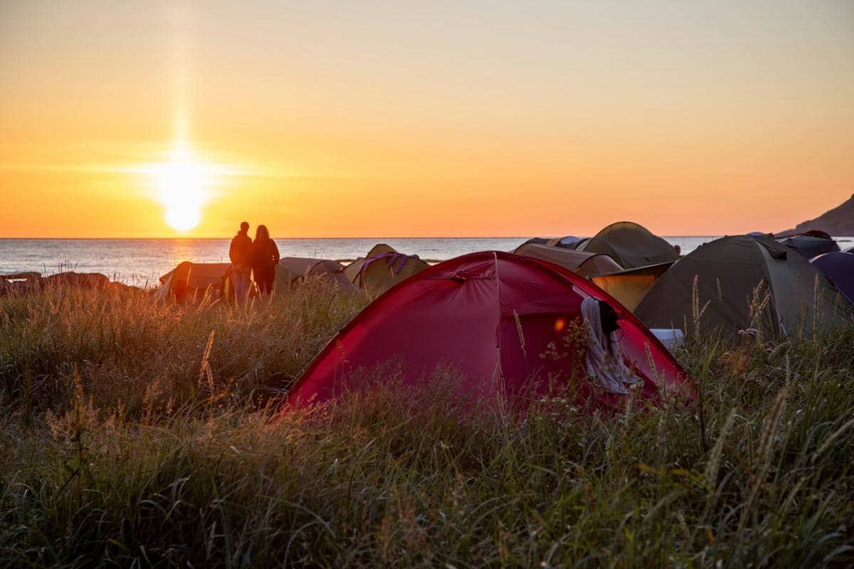 ilustrasi midnight sun (unsplash.com/Katja Ano)