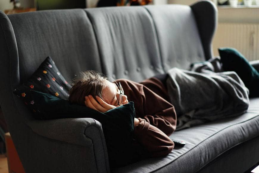 Rebahan di sofa