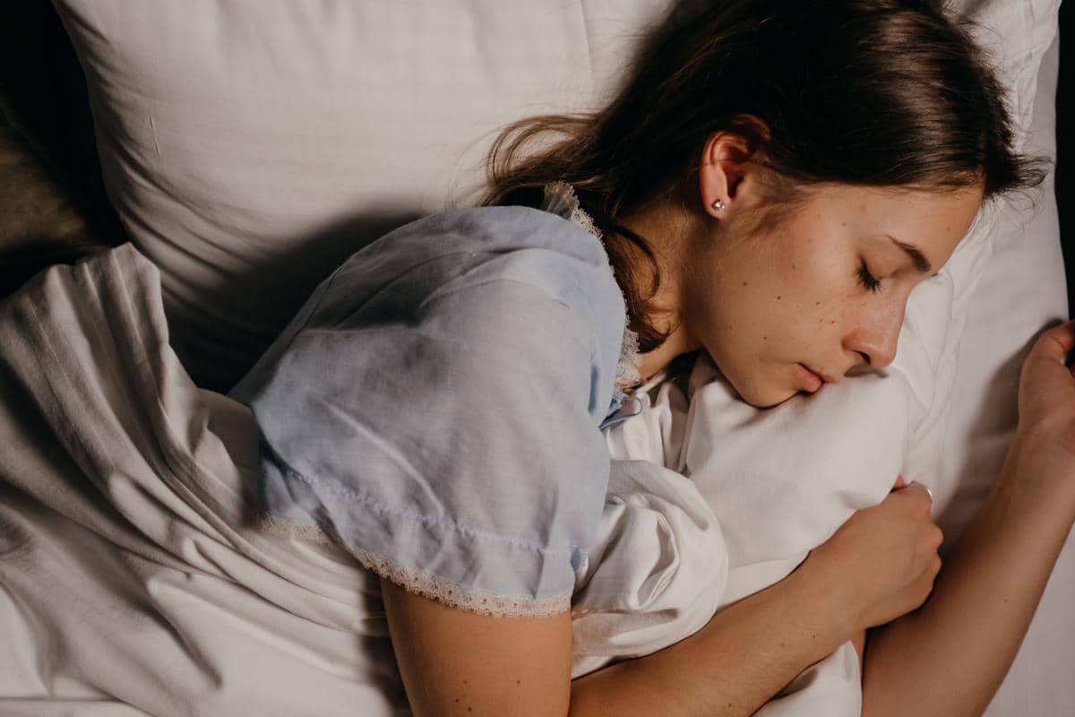 Ilustrasi wanita sedang tidur