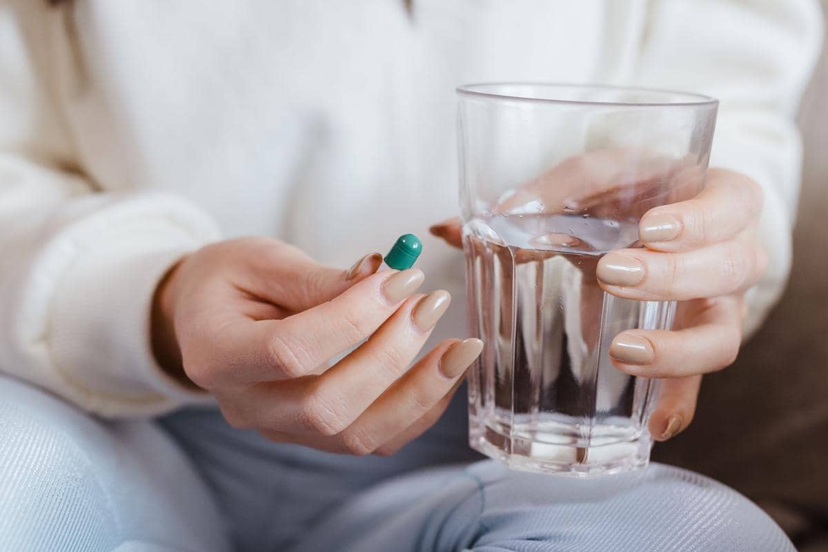 https://www.pexels.com/photo/woman-holding-pill-and-glass-of-water-17891257/