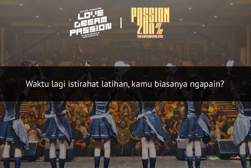 Sejumlah anggota grup idola mengenakan kostum panggung biru menghadap penonton di teater dengan latar penonton yang ramai.