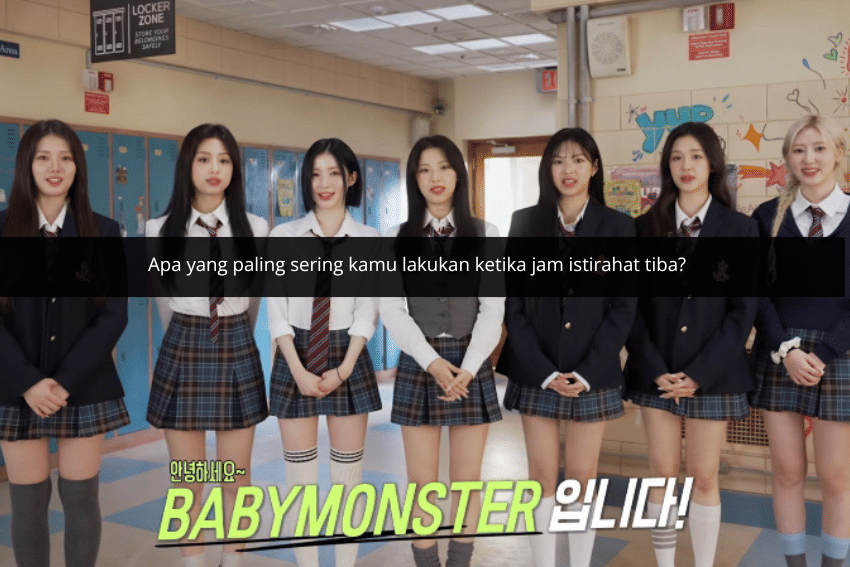 Tujuh anggota BABYMONSTER mengenakan seragam sekolah berdiri berbaris di lorong sekolah dengan loker biru di belakang mereka.