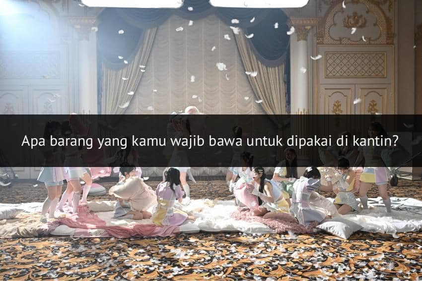 Sekelompok gadis mengenakan pakaian pastel bermain bantal di ruangan mewah dengan tirai besar dan bulu beterbangan di udara.