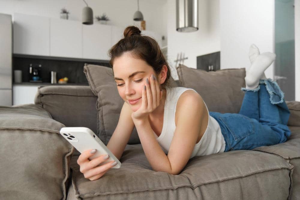 ilustrasi perempuan menggunakan handphone