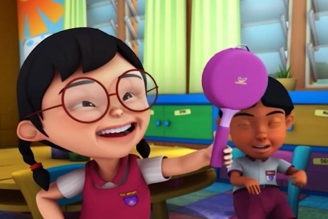 Mei Mei dengan terang-terangan memamerkan mainan alat masak-masakan pada Cikgu, padahal ada larangan untuk membawa mainan apa pun ke Tadika Mesra
