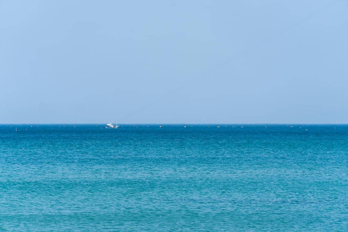 ilustrasi laut biru (unsplash.com/NK Lee)