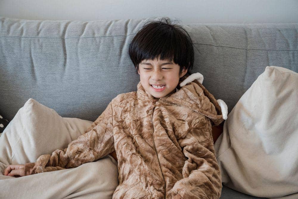 anak duduk di sofa