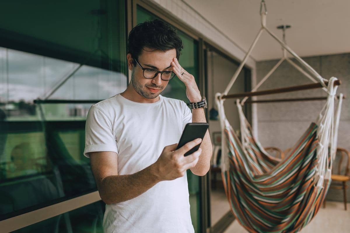 Mencari informasi di internet, cemas melihat layar smartphone, siklus adiksi media sosial.