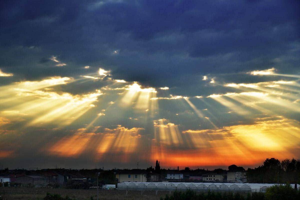 Ilustrasi crepuscular rays disertai awan tebal 