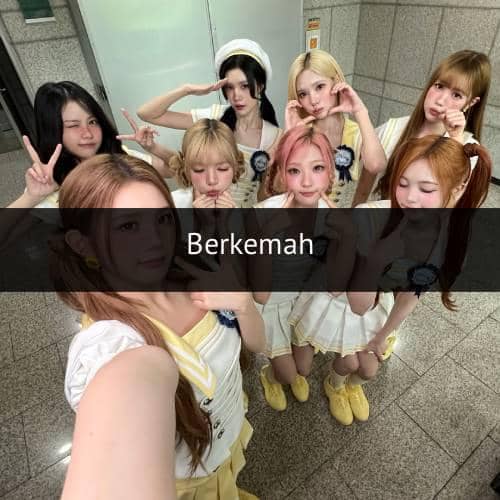 Potret Hearts2Hearts dalam unggahan akun Instagram resmi mereka, memperlihatkan para anggota berpose bersama.