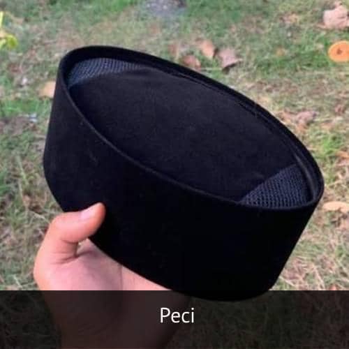 Kolase berbagai jenis hiasan kepala dengan beragam bentuk dan warna, termasuk topi, bando, serta aksesori rambut.
