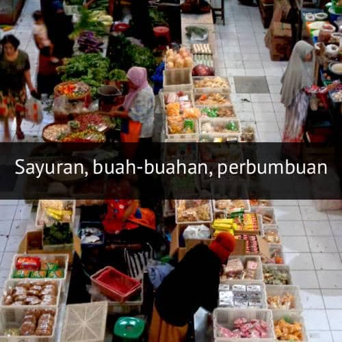 Ilustrasi suasana pasar dengan deretan barang dagangan serta aktivitas jual beli di antara para pengunjung dan pedagang.