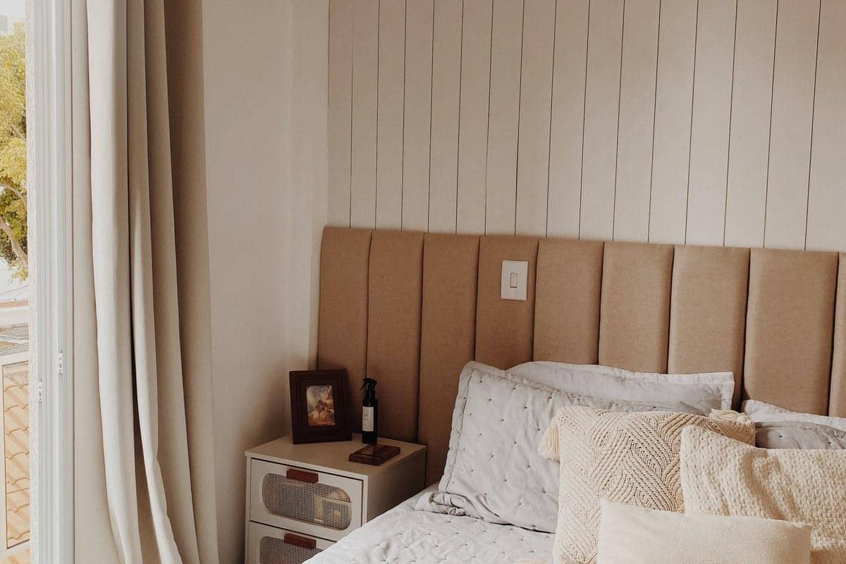 Kamar tidur minimalis dengan cahaya alami dari jendela