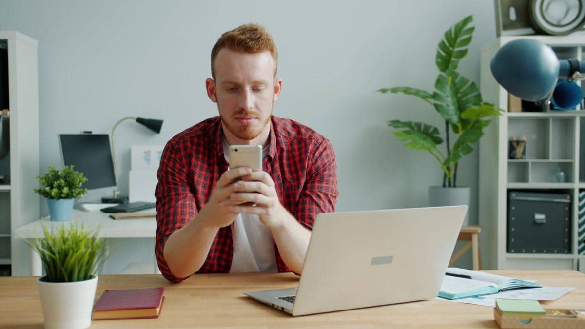 Ilustrasi profesi social media crisis manager