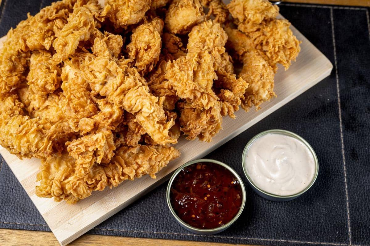ilustrasi ayam goreng, saus tomat, mayones